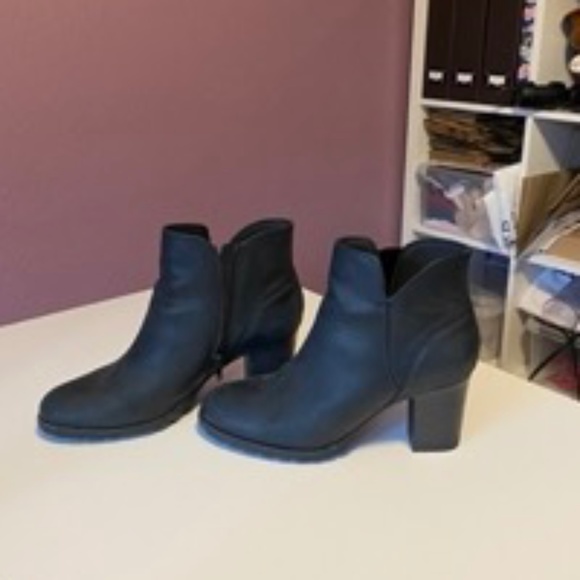 Clarks Booties - Picture 1 of 4